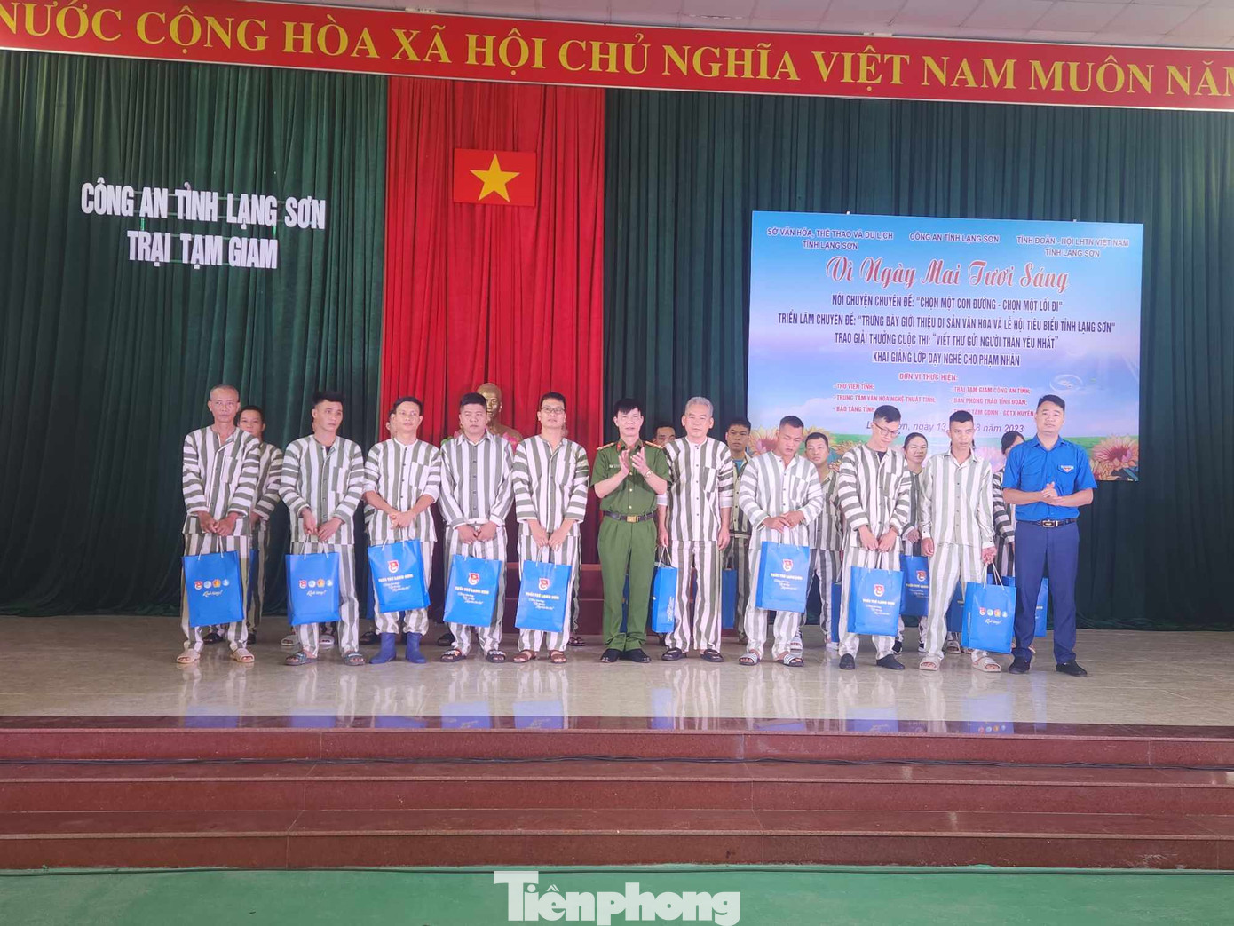 Các phạm nhân cải tạo tốt được nhận quà của ban tổ chức. Ảnh: Duy Chiến