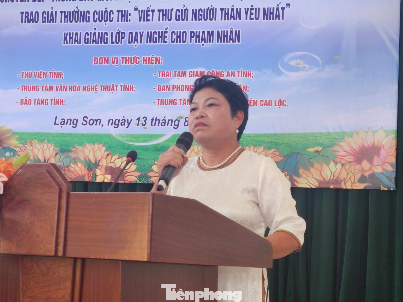 Bà Nguyễn Thúy Phương, Giám đốc Trung tâm GDNN-GDTX huyện Cao Lộc thay mặt Ban tổ chức cuộc thi "viết thư cho người thân yêu nhất" tổng kết cuộc thi. Ảnh: Duy Chiến
