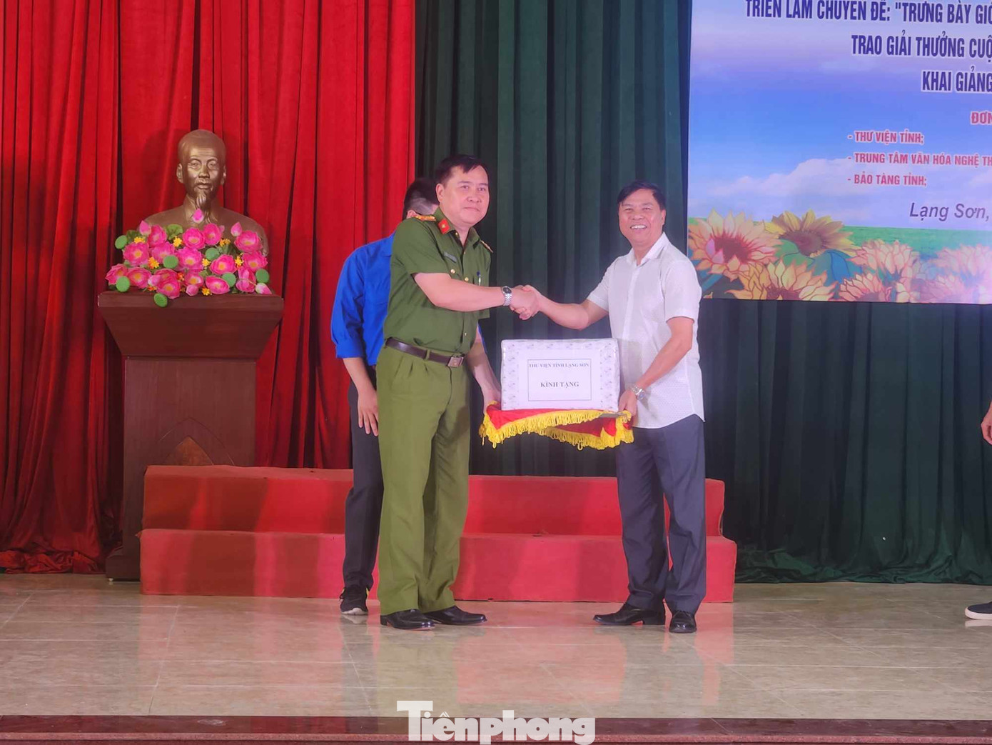 Ông Phan Văn Hòa, Phó Giám đốc Sở VH-TT &amp;DL tỉnh Lạng Sơn (phải) trao tặng sách cho Trại tạm giam công an tỉnh. Ảnh: Duy Chiến Các phạm nhân cải tạo tốt được nhận quà của ban tổ chức. Ảnh: Duy Chiến