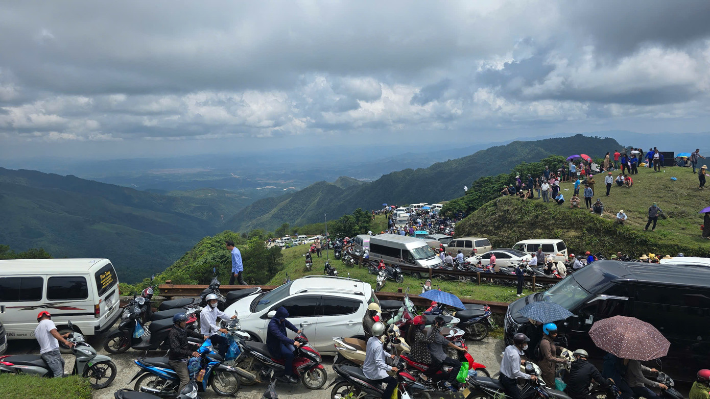 Từ 11h30 ngày 9/6 xảy ra hiện tượng ùn tắc trên con đường nhỏ, quanh co lên đỉnh Mẫu Sơn. Ảnh: Hoàng Luyến.