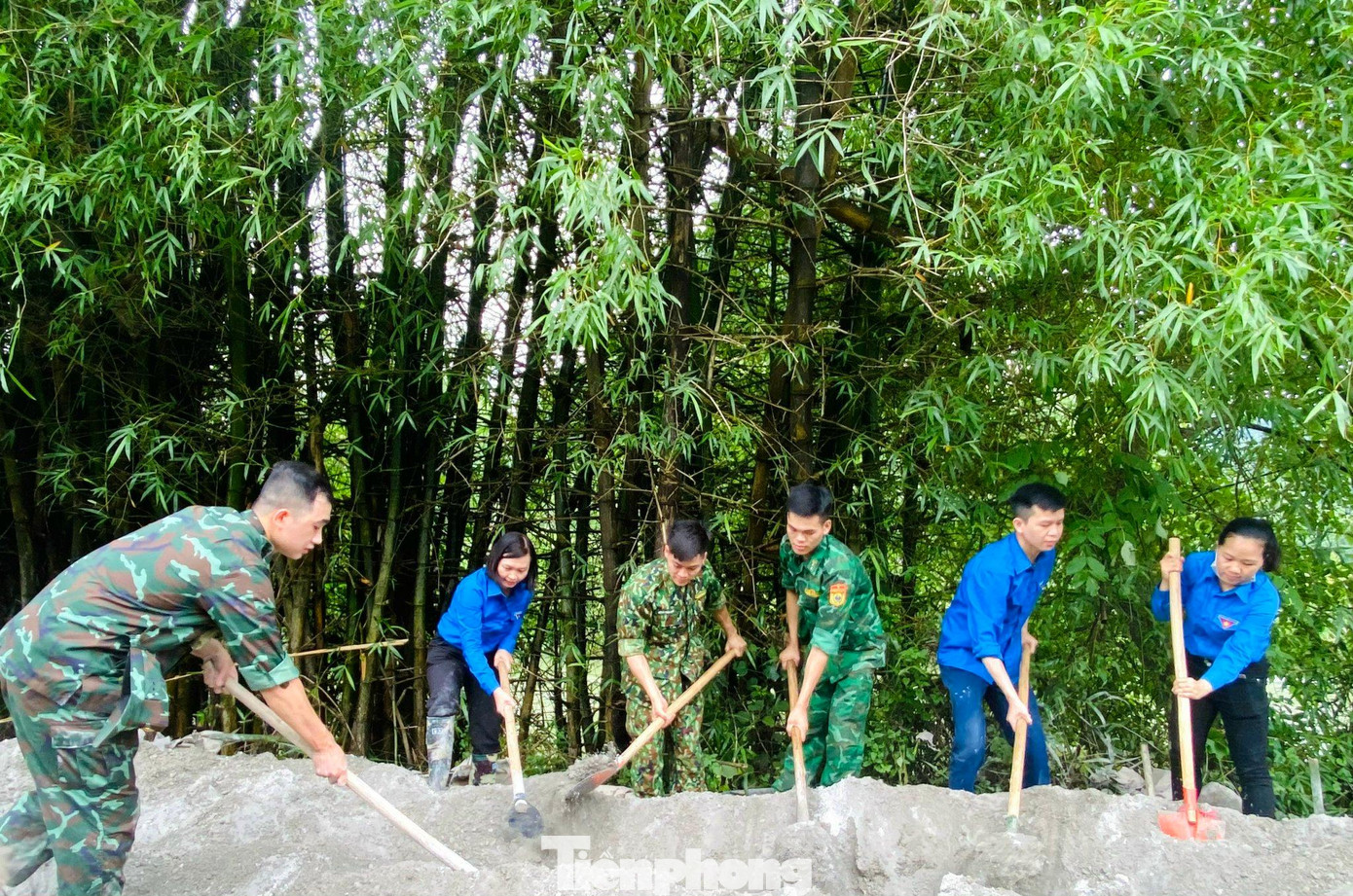 Tuổi trẻ các dân tộc tỉnh Cao Bằng chung tay xây dựng nông thôn mới -Ảnh: Duy Chiến Tuổi trẻ các dân tộc tỉnh Cao Bằng chung tay xây dựng nông thôn mới -Ảnh: Duy Chiến