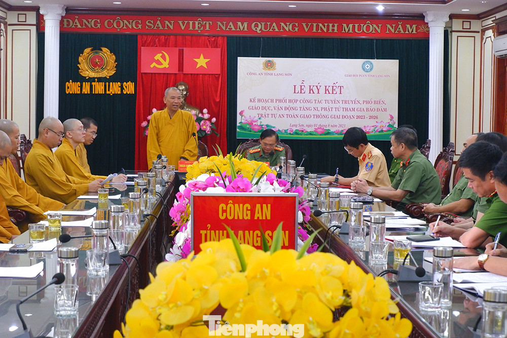 Thượng tọa Thích Quảng Truyền, Trưởng ban Trị sự Giáo hội Phật giáo Việt Nam tỉnh Lạng Sơn mong muốn các Tăng ni, Phật tử chấp hành tốt pháp luật về trật tự an toàn giao thông. Ảnh: Duy Chiến