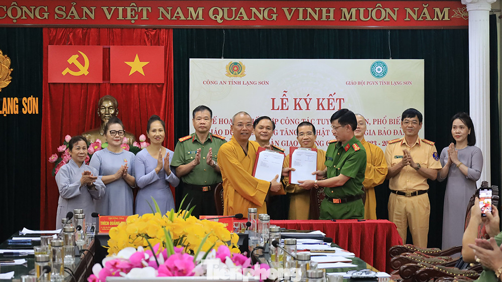 Nghi lễ ký kết giữa công an tỉnh Lạng Sơn và Giáo hội Phật giáo tỉnh Lạng Sơn. Ảnh: Duy Chiến