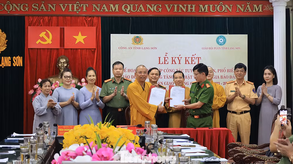 Nghi lễ ký kết giữa công an tỉnh Lạng Sơn và Giáo hội Phật giáo tỉnh Lạng Sơn. Ảnh: Duy Chiến