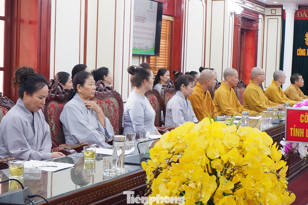 Đông đảo Tăng ni, phật tử Lạng Sơn tham dự Lễ ký kết và cam kết sẽ nghiêm chỉnh chấp hành đảm bảo trật tự, ATGT. Ảnh: Duy Chiến