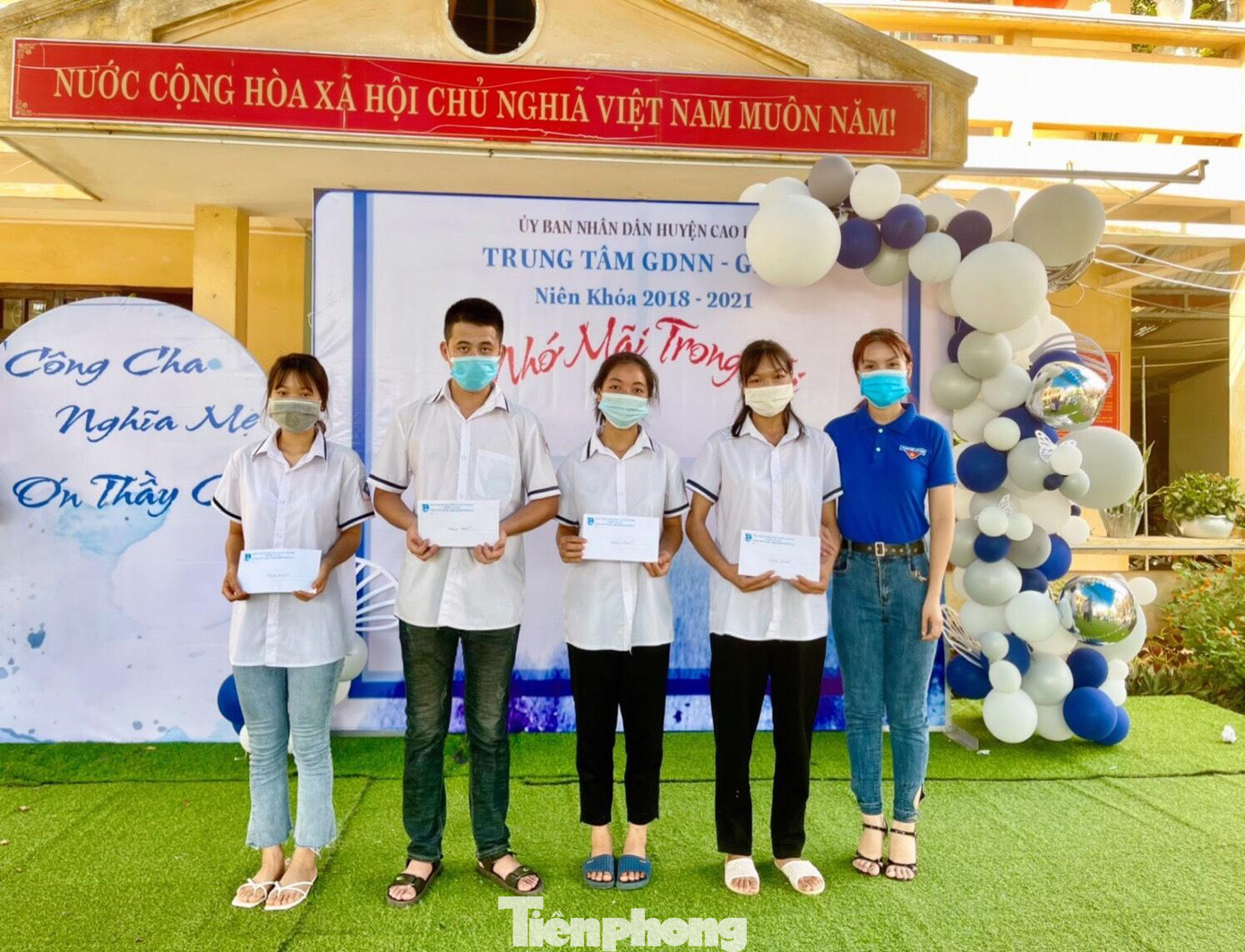 Hỗ trợ, tặng quà động viên các học sinh có gia cảnh khó khăn. Hỗ trợ, tặng quà động viên các học sinh có gia cảnh khó khăn.