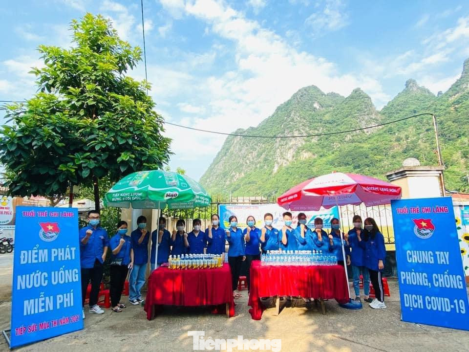 Tại các điểm thi có đội ngũ tình nguyện viên đông đảo. Tại các điểm thi có đội ngũ tình nguyện viên đông đảo.