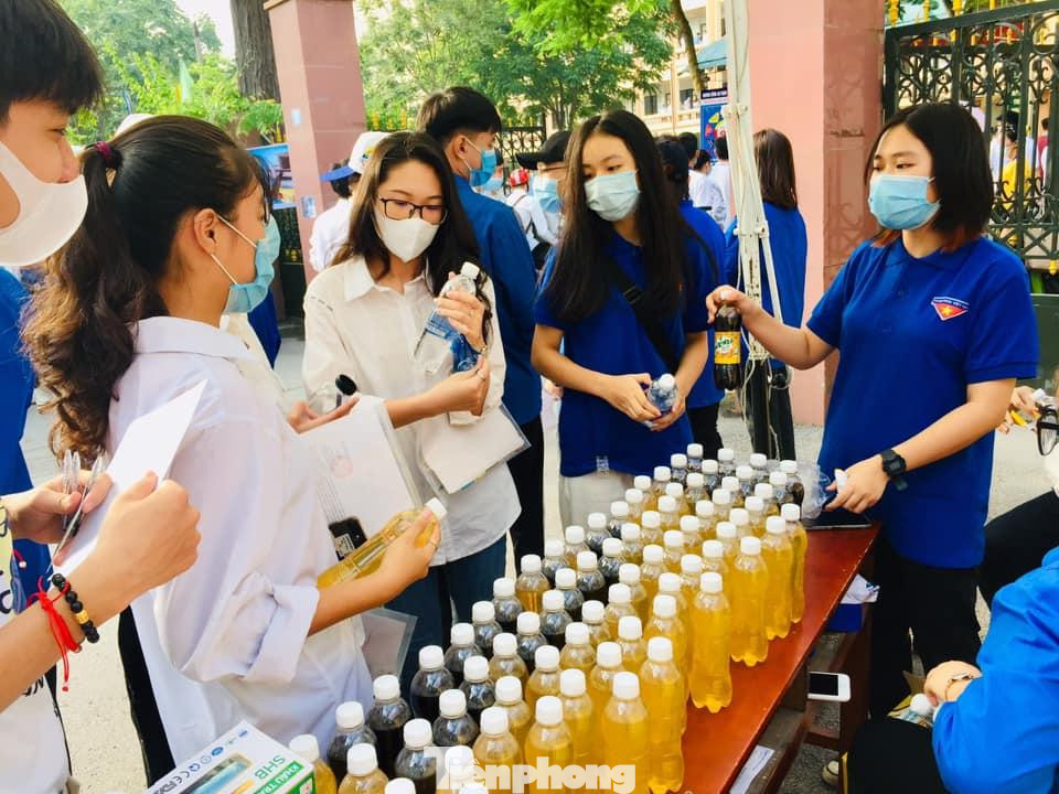 Các thí sinh được tặng nước uống miễn phí với nhiều loại giàu chất dinh dưỡng. - Ảnh: Duy Chiến Các thí sinh được tặng nước uống miễn phí với nhiều loại giàu chất dinh dưỡng. - Ảnh: Duy Chiến