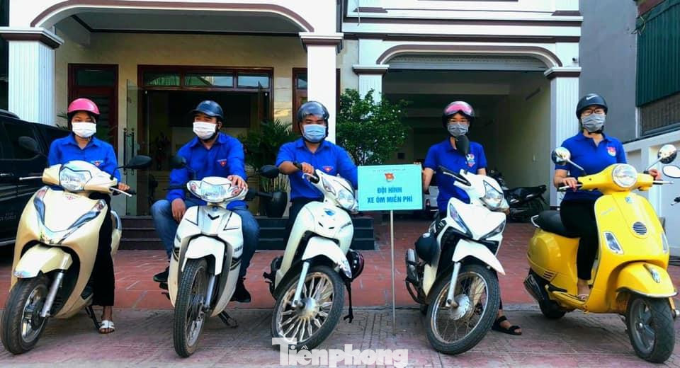 Đội "xe ôm" chở miễn phí các thí sinh từ nhà đến trường và ngược lại. Đội "xe ôm" chở miễn phí các thí sinh từ nhà đến trường và ngược lại.