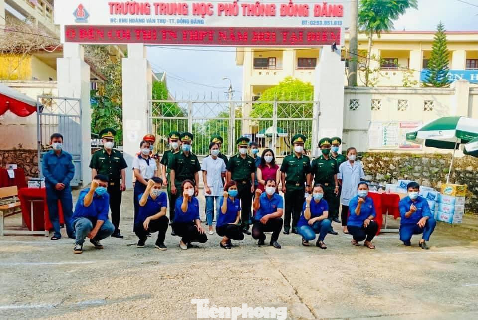 Tại điểm thi vùng biên giới, có những tình nguyện viên đến từ lực lượng Biên phòng Lạng Sơn. Tại điểm thi vùng biên giới, có những tình nguyện viên đến từ lực lượng Biên phòng Lạng Sơn.