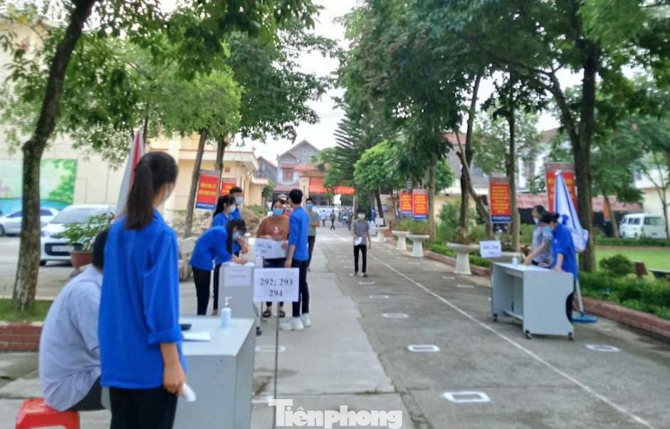 Tình nguyện viên hỗ trợ đo thân nhiệt, nước rửa tay kháng khuẩn cho các thí sinh trước khi vào phòng thi Tình nguyện viên hỗ trợ đo thân nhiệt, nước rửa tay kháng khuẩn cho các thí sinh trước khi vào phòng thi