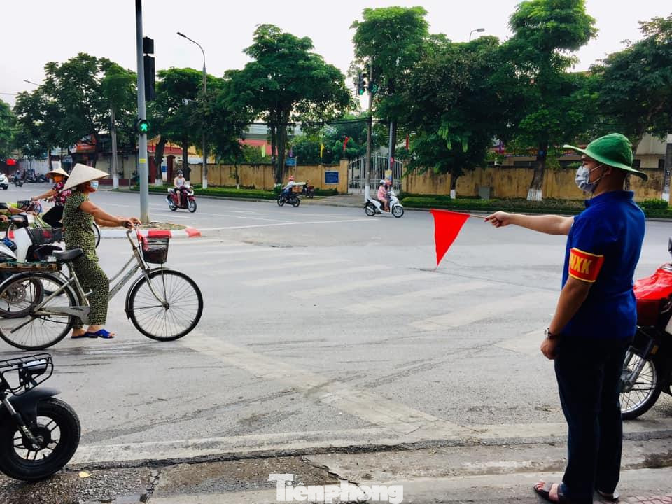 Phân luồng giao thông, đảm bảo kỳ thi thuận lợi, an toàn. Phân luồng giao thông, đảm bảo kỳ thi thuận lợi, an toàn.