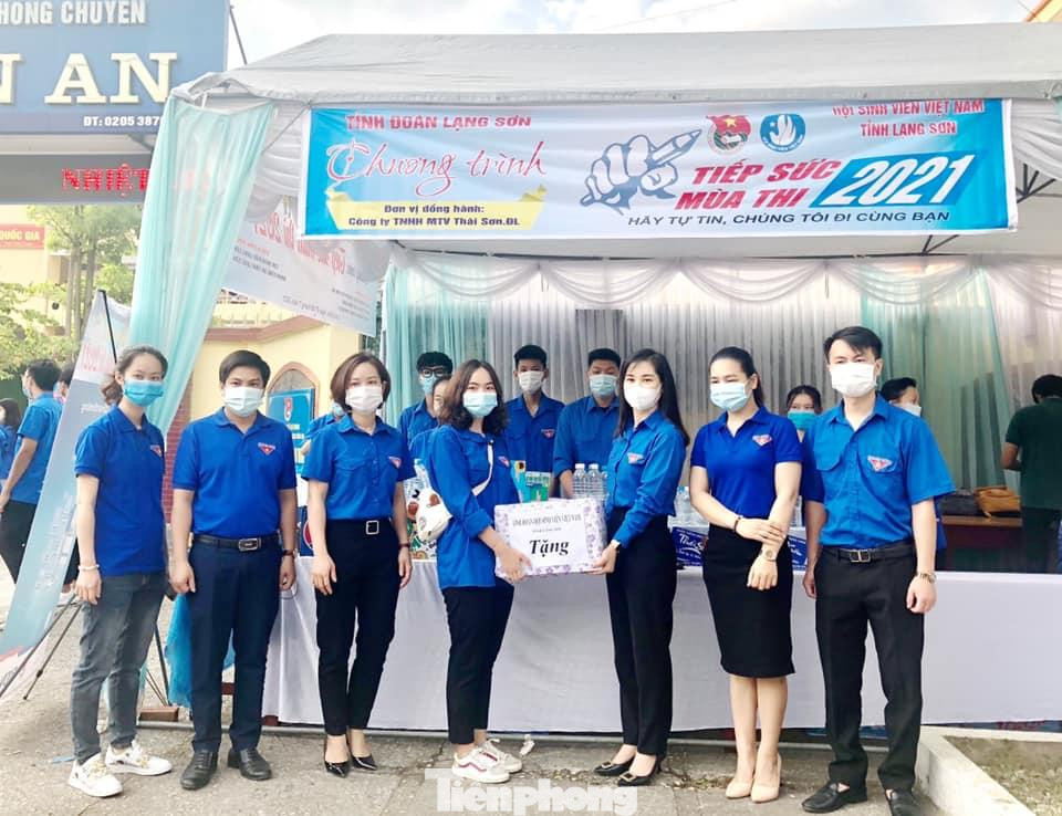 Chị Đinh Thị Anh Thư, Phó Bí thư TT Tỉnh đoàn Lạng Sơn (giữa) tặng quà, động viên các tổ, đội tình nguyện "Tiếp sức mùa thi". Chị Đinh Thị Anh Thư, Phó Bí thư TT Tỉnh đoàn Lạng Sơn (giữa) tặng quà, động viên các tổ, đội tình nguyện "Tiếp sức mùa thi".