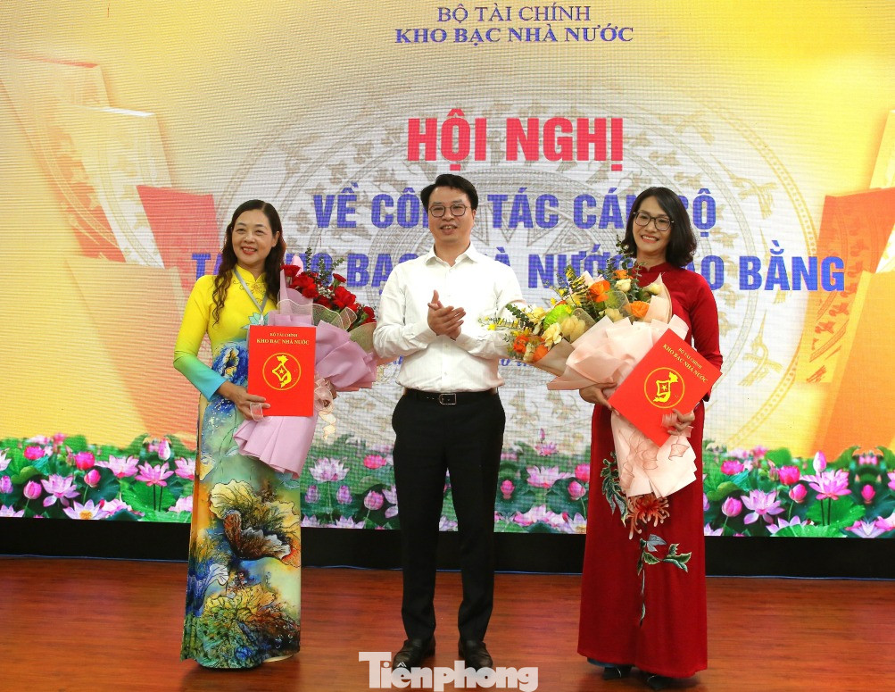 Bà Nguyễn Thị Hương (bìa trái) và Phạm Thị Hồng Thúy (bìa phải) nhận Quyết định, hoa chúc mừng của lãnh đạo.