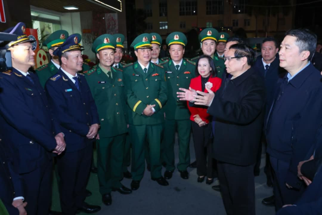 Thủ tướng thăm hỏi, trò chuyện với các lực lượng làm nhiệm vụ tại biên giới Lạng Sơn. Thủ tướng thăm hỏi, trò chuyện với các lực lượng làm nhiệm vụ tại biên giới Lạng Sơn.