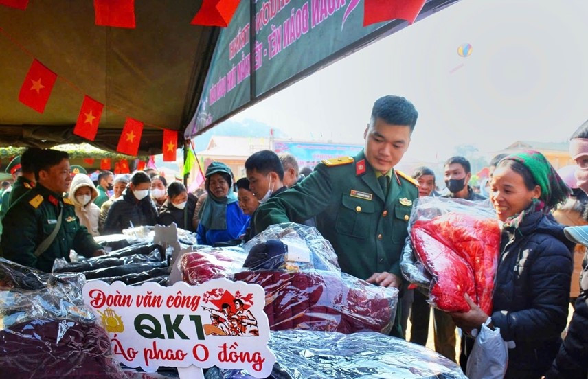 Đồng bào các dân tộc Lạng Sơn tham gia "Gian hàng 0 đồng".