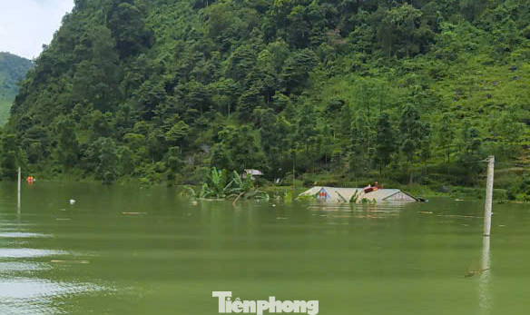 Do mưa to, kéo dài nên nhiều nơi tại huyện Hà Quảng bị lụt sâu.