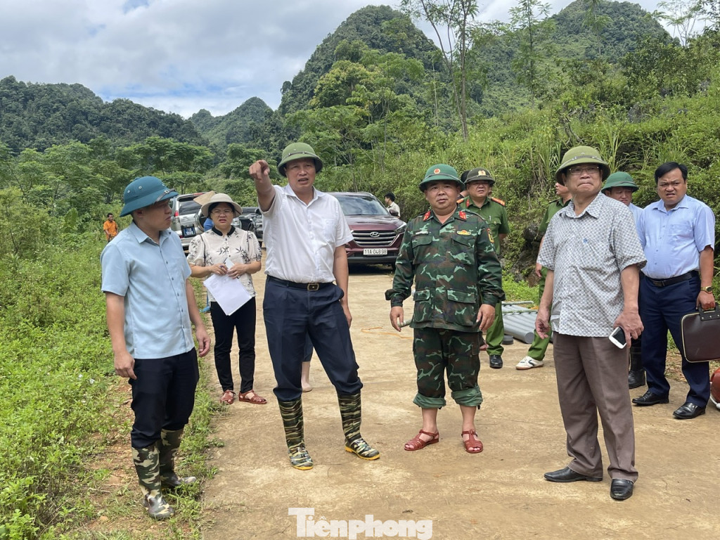 Ngày 26/8, Phó Chủ tịch UBND tỉnh Cao Bằng Hoàng Văn Thạch (giữa) trực tiếp đến địa phương chỉ đạo việc tìm kiếm 2 nạn nhân mất tích. Ảnh: V.T