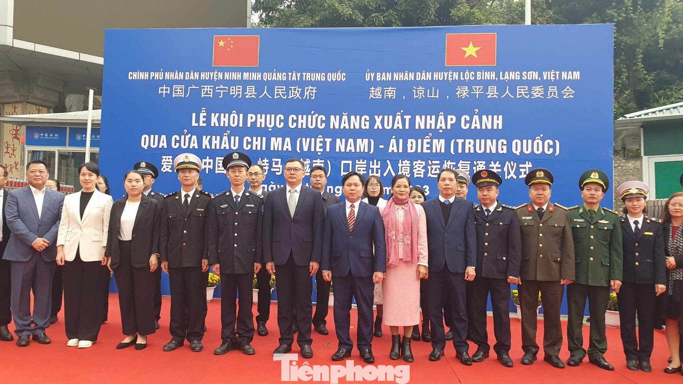 Đông đảo lãnh đạo, các ngành chức năng hai huyện của 2 nước tham gia hoạt động khôi phục hoạt động xuất nhập cảnh qua cửa khẩu. Ảnh: Duy Chiến.