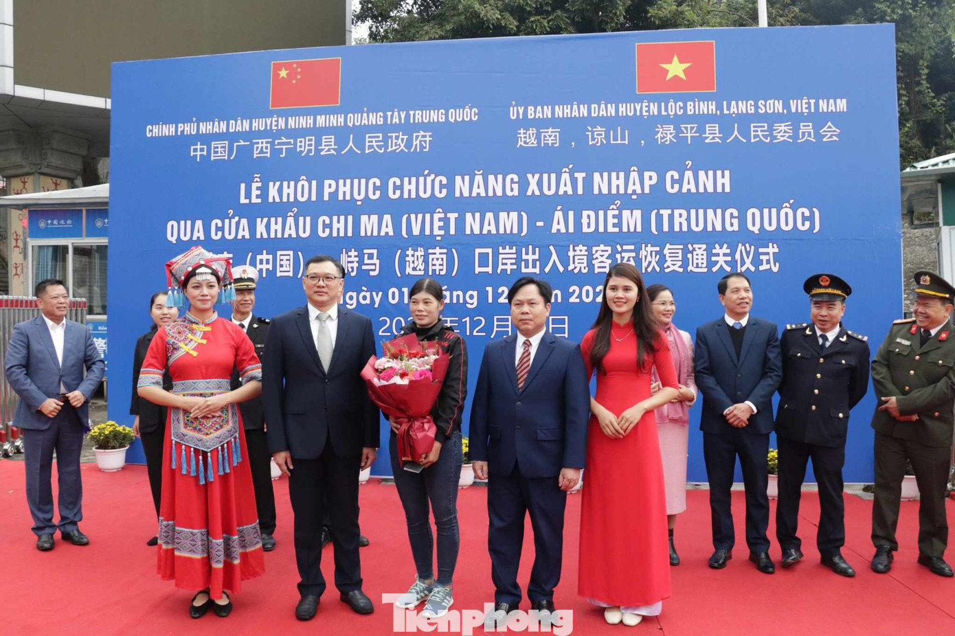 Lãnh đạo hai địa phương của 2 nước tặng hoa chúc mừng du khách xuất nhập cảnh qua cặp cửa khẩu Chi Ma (Việt Nam) - Ái Điểm (Trung Quốc). Ảnh: Duy Chiến.