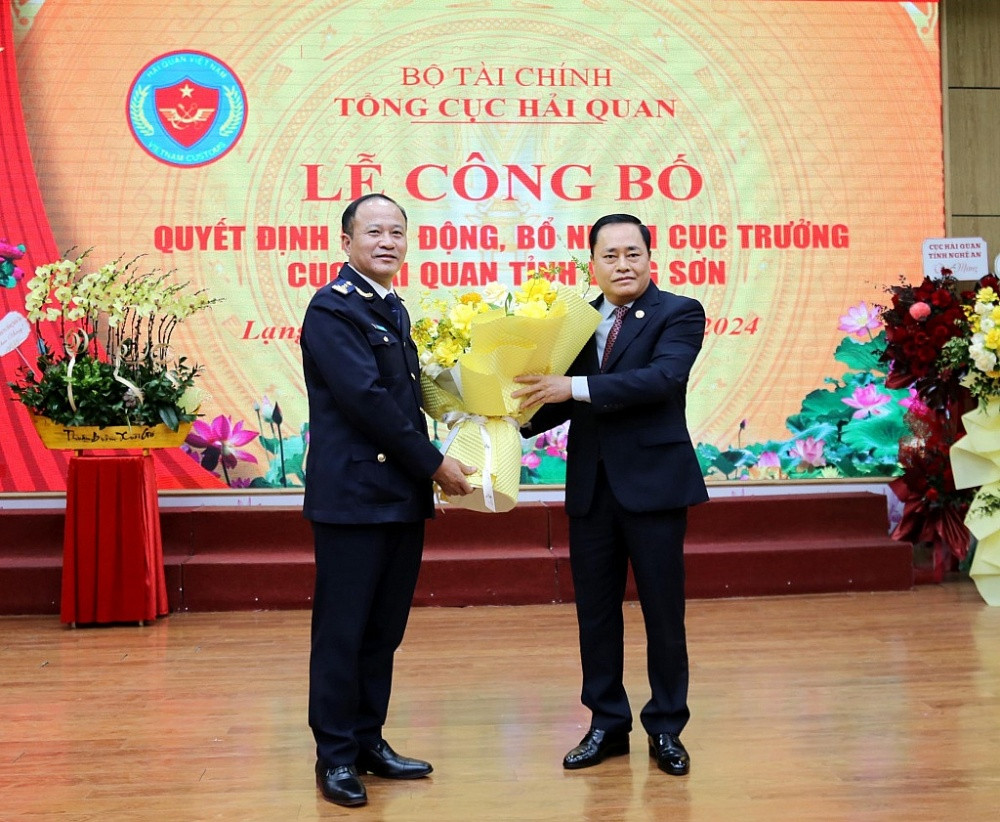 Chủ tịch UBND tỉnh Lạng Sơn (bìa phải) tặng hoa chúc mừng tân Cục trưởng Hải quan Lạng Sơn,