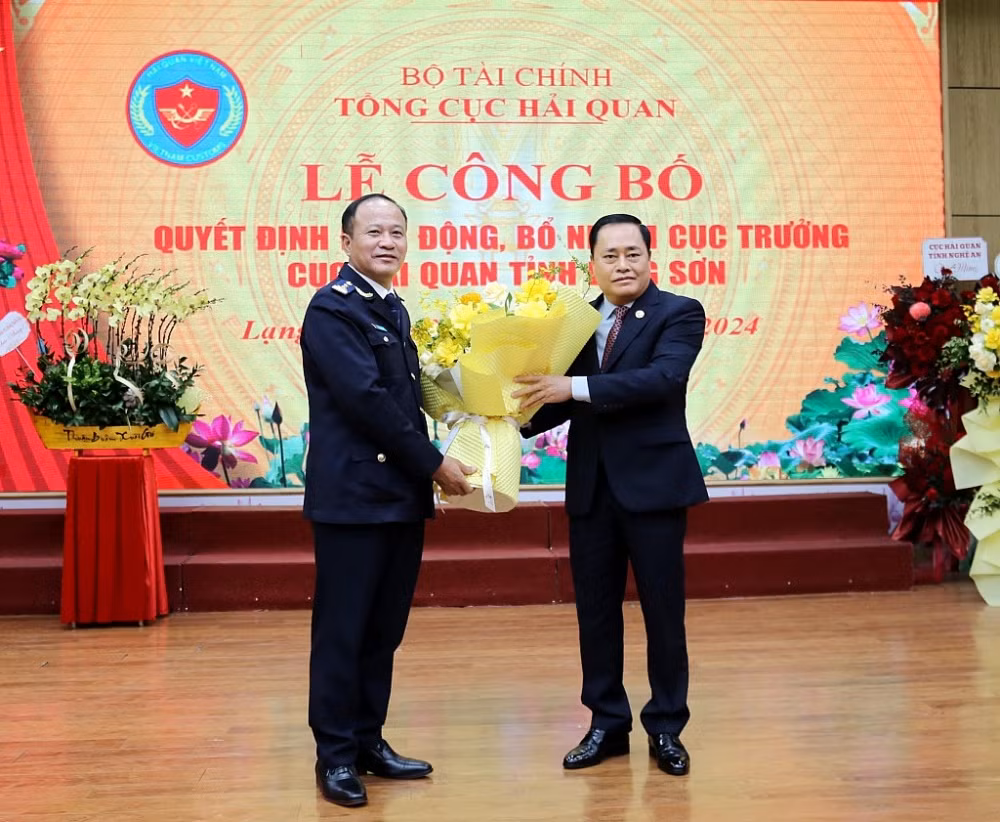 Chủ tịch UBND tỉnh Lạng Sơn (bìa phải) tặng hoa chúc mừng tân Cục trưởng Hải quan Lạng Sơn, Chủ tịch UBND tỉnh Lạng Sơn (bìa phải) tặng hoa chúc mừng tân Cục trưởng Hải quan Lạng Sơn,