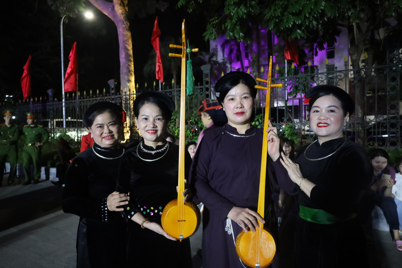 Các nghệ nhân xứ Lạng hân hoan tham gia các tiết mục trong đêm Khai mạc ngày hội VHTT&amp;DL các dân tộc Đông Bắc. Ảnh: Duy Chiến.