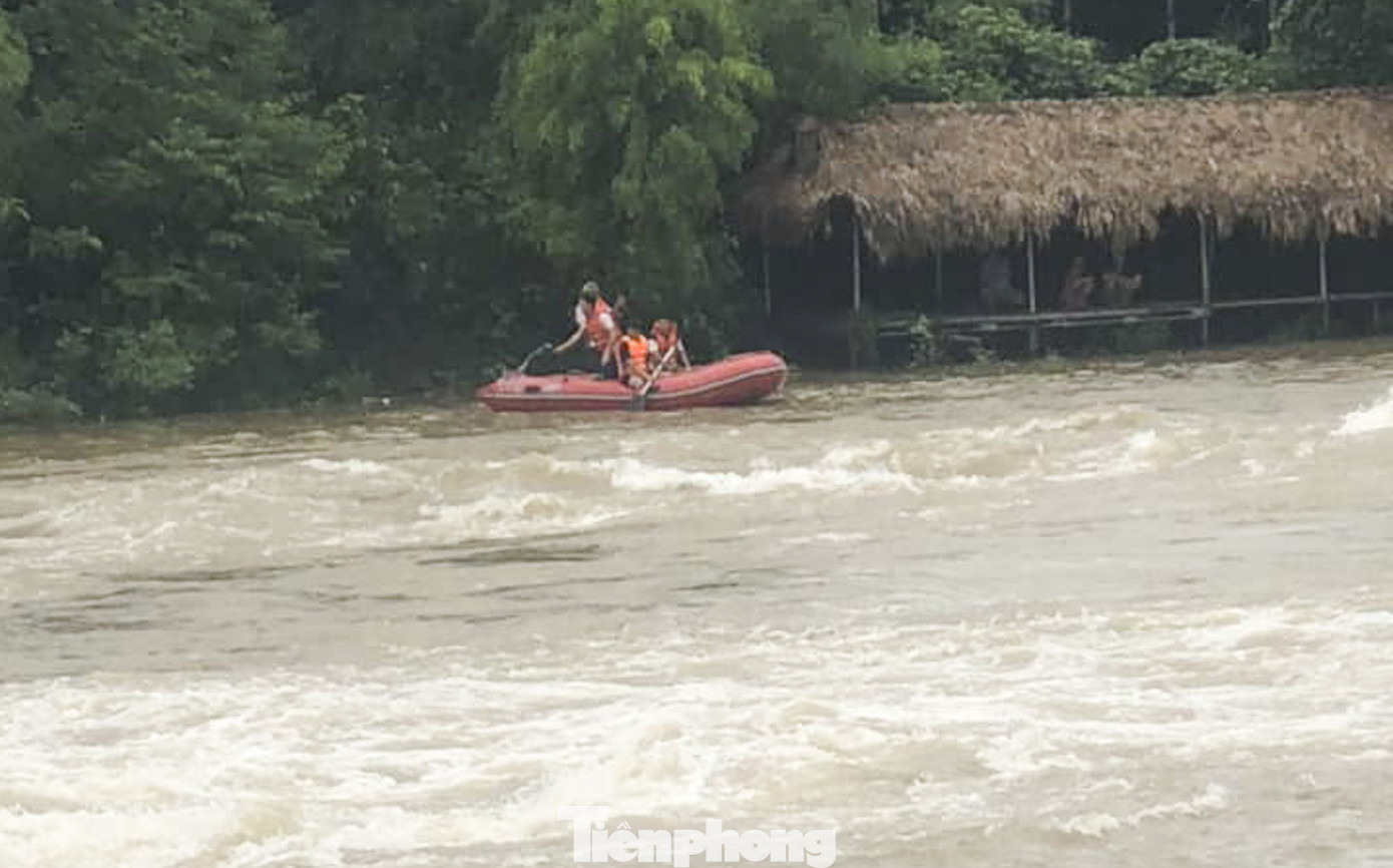 Lực lượng chức năng tìm tung tích nam thanh niên mất tích.