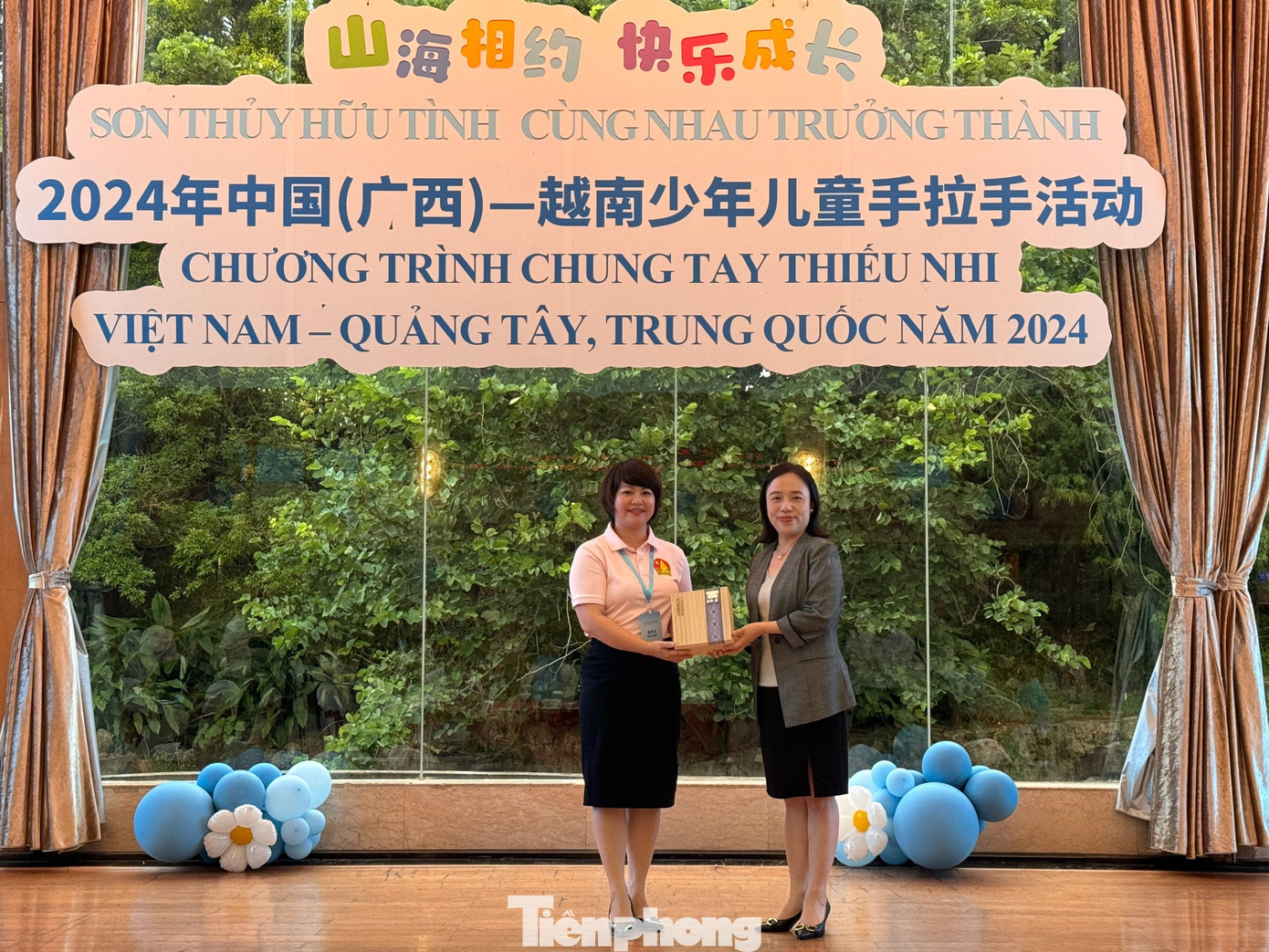 Chị Lê Thùy Dung - Phó Bí thư Tỉnh Đoàn- Chủ tịch Hội đồng đội tỉnh Lạng Sơn (bìa trái) và đại diện Khu Đoàn Quảng Tây trao quà lưu niệm. Ảnh: Duy Chiến