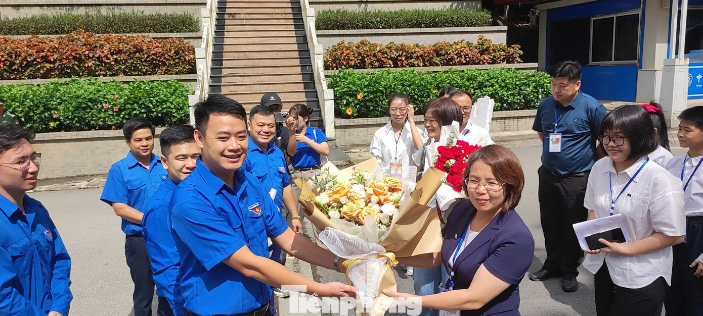 Anh Đoàn Thành Công- Phó Bí thư phụ trách Tỉnh Đoàn Lạng Sơn tặng hoa chúc mừng cho đại diện Khu Đoàn Quảng Tây. Ảnh: Duy Chiến