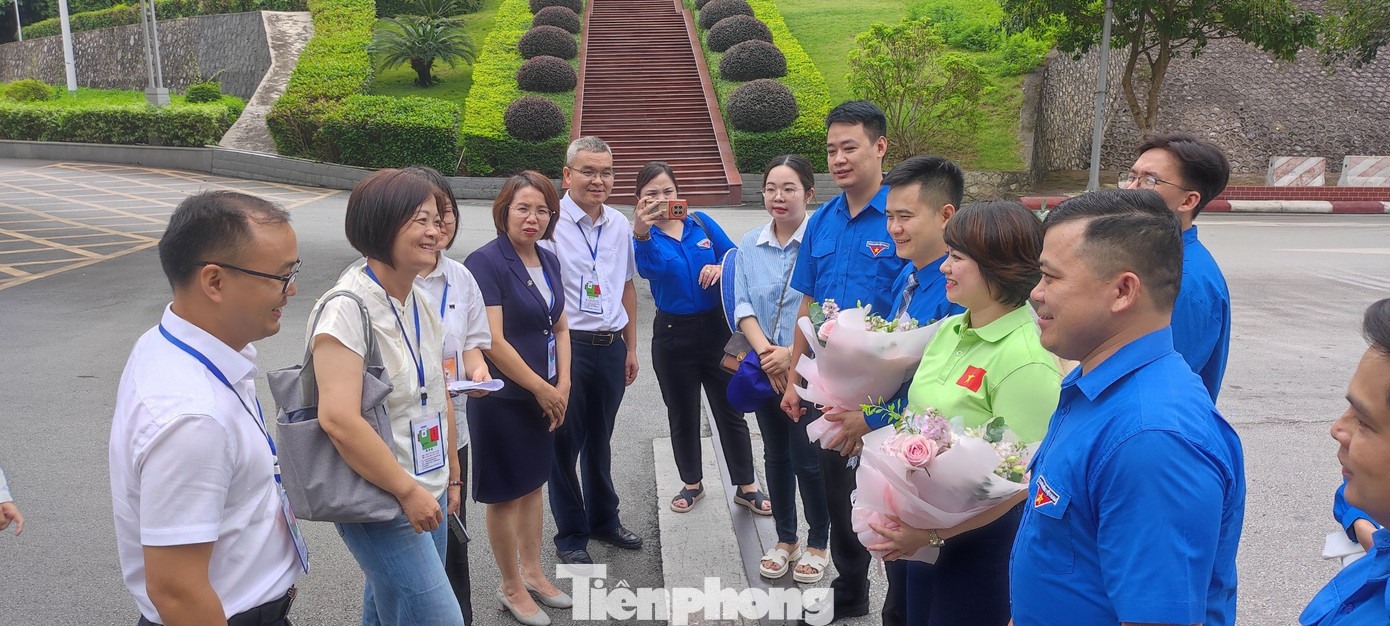 Khu Đoàn Quảng Tây- Trung Quốc (bìa trái) chào đón đoàn đại biểu thiếu nhi Lạng Sơn và Hà Giang tại cửa khẩu quốc tế Hữu Nghị. Ảnh: Duy Chiến