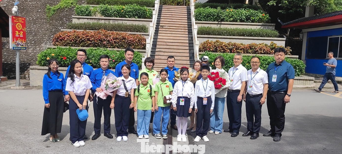 Đại diện đoàn đại biểu thiếu nhi Lạng Sơn, Hà Giang (Việt Nam) chụp ảnh lưu niệm với đại diện đoàn Quảng Tây (Trung Quốc) tại Km số 0 và cửa khẩu quốc tế Hữu Nghị. Ảnh: Duy Chiến