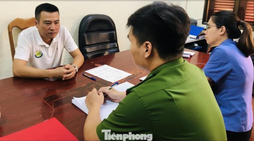 Bế Xuân Khánh (bìa trái) khai nhận hành vi với cơ quan điều tra -Ảnh: CA