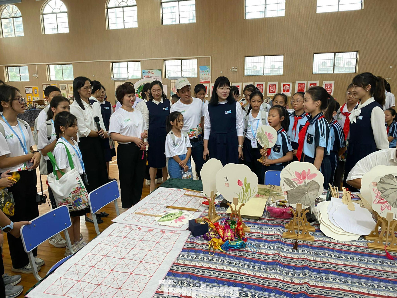 Giới thiệu những sản phẩm độc đáo của địa phương, vùng miền. Ảnh: Duy Chiến