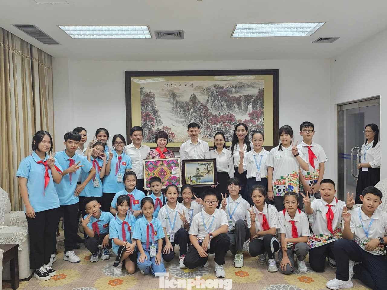 Thiếu nhi Lạng Sơn (Việt Nam) và Quảng Tây (Trung Quốc) gặp mặt. Ảnh: Duy Chiến