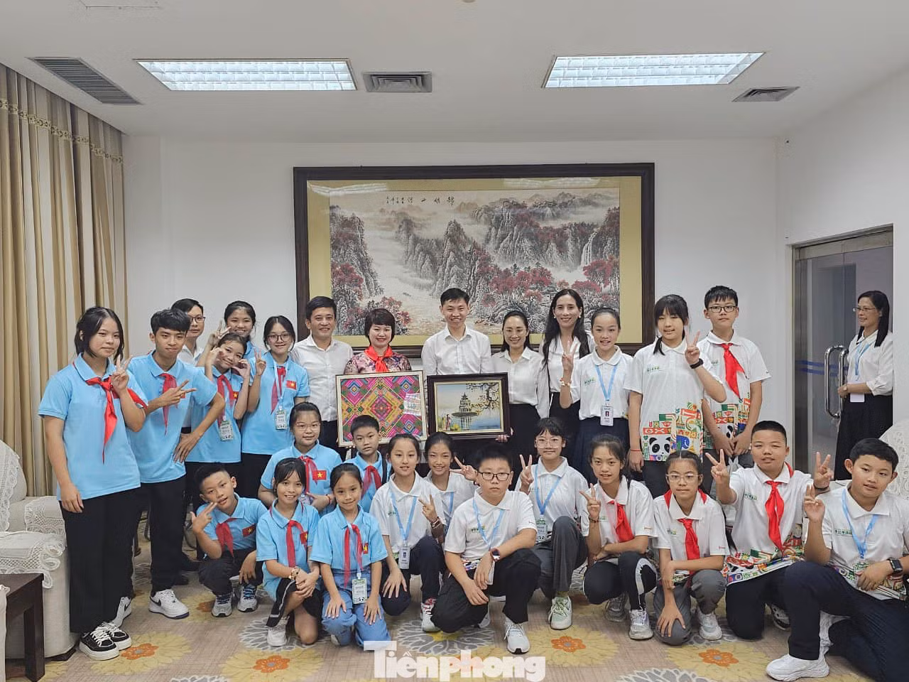 Thiếu nhi Lạng Sơn (Việt Nam) và Quảng Tây (Trung Quốc) gặp mặt. Ảnh: Duy Chiến Thiếu nhi Lạng Sơn (Việt Nam) và Quảng Tây (Trung Quốc) gặp mặt. Ảnh: Duy Chiến