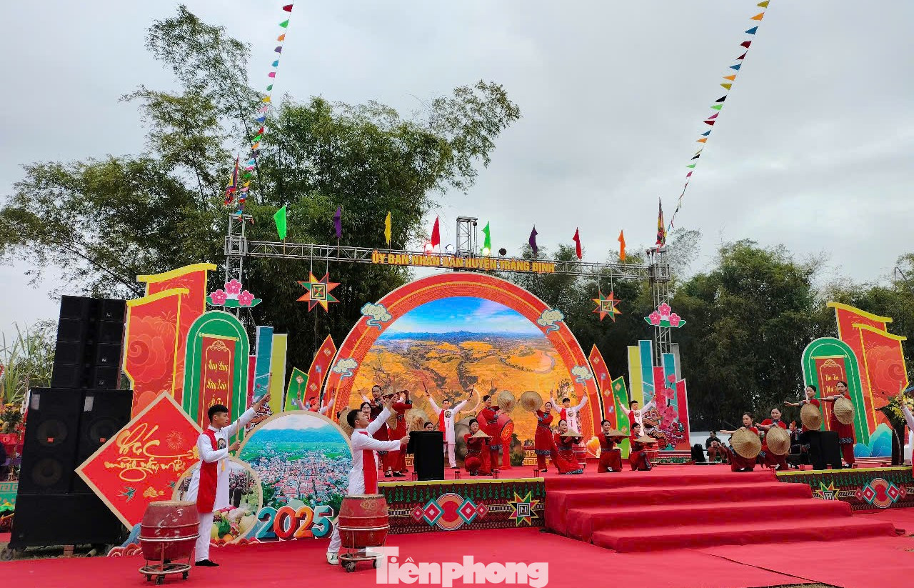 Lễ hội Bủng Kham ở huyện Tràng Định, Lạng Sơn được tổ chức thường niên vào ngày 12 tháng Giêng âm lịch hàng năm, thu hút sự chú ý, tham dự của đông đảo người dân trong vùng. Lễ hội Bủng Kham năm nay ở cánh đồng lúa lớn ở xã Đại Đồng nhằm tôn vinh cảnh sắc tuyệt vời, hữu tình của quê hương. Theo truyền thuyết, nơi đây có 7 nàng tiên giáng trần, quên mất đường về trời vì mê mẩn với nét đẹp, phong phú ở Thất Khê... Lễ hội Bủng Kham ở huyện Tràng Định, Lạng Sơn được tổ chức thường niên vào ngày 12 tháng Giêng âm lịch hàng năm, thu hút sự chú ý, tham dự của đông đảo người dân trong vùng. Lễ hội Bủng Kham năm nay ở cánh đồng lúa lớn ở xã Đại Đồng nhằm tôn vinh cảnh sắc tuyệt vời, hữu tình của quê hương. Theo truyền thuyết, nơi đây có 7 nàng tiên giáng trần, quên mất đường về trời vì mê mẩn với nét đẹp, phong phú ở Thất Khê...