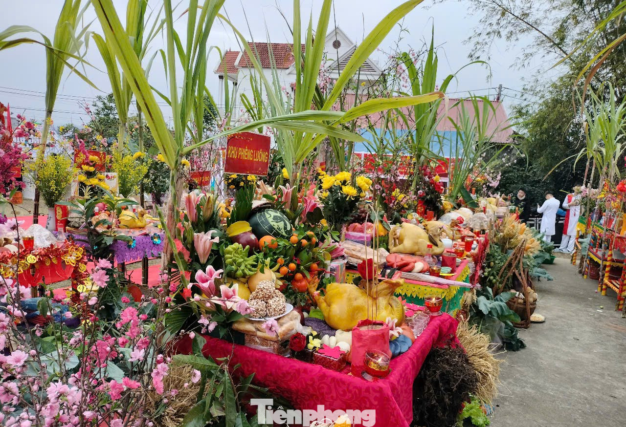 Sáng 9/2, tại Lễ hội Bùng Kham có 9 gian trưng bày, giới thiệu trên 100 sản phẩm tiêu biểu của địa phương. Tại Lễ hội, UBND huyện Tràng Định còn bố trí không gian trình diễn, tái hiện một số công đoạn trong quy trình chế biến, sản xuất các đặc sản riêng có của địa phương. Sáng 9/2, tại Lễ hội Bùng Kham có 9 gian trưng bày, giới thiệu trên 100 sản phẩm tiêu biểu của địa phương. Tại Lễ hội, UBND huyện Tràng Định còn bố trí không gian trình diễn, tái hiện một số công đoạn trong quy trình chế biến, sản xuất các đặc sản riêng có của địa phương.