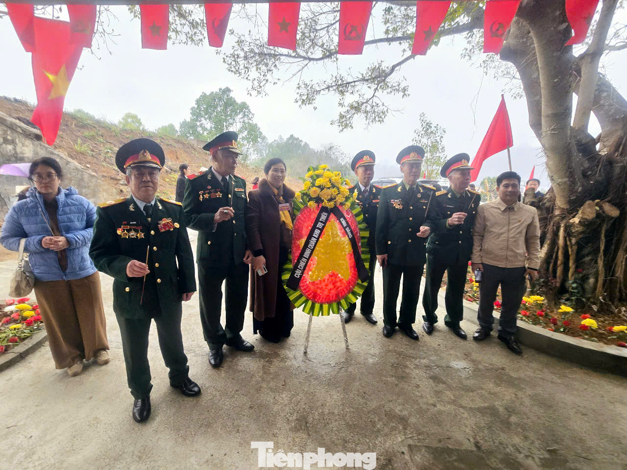 Các tướng lĩnh, sĩ quan cựu chiến binh Quân khu Trị Thiên dâng hương, dâng hoa đồng đội đã ngã xuống ở Pháo đài Đồng Đăng tháng 2/1979. Các tướng lĩnh, sĩ quan cựu chiến binh Quân khu Trị Thiên dâng hương, dâng hoa đồng đội đã ngã xuống ở Pháo đài Đồng Đăng tháng 2/1979.