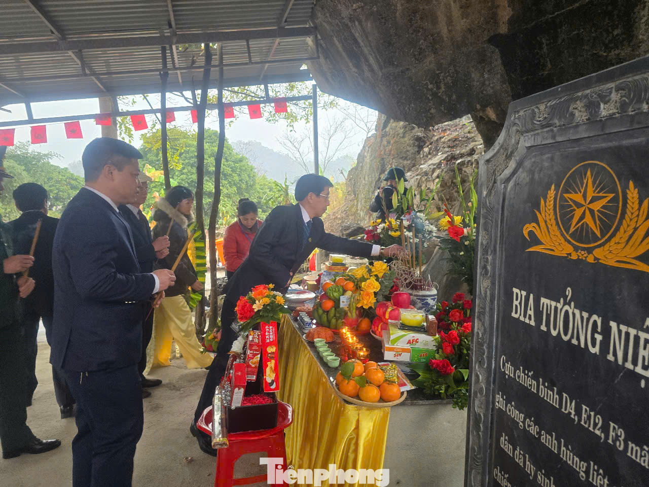 Đoàn đại biểu Huyện ủy - HĐND - UBND - Ủy ban MTTQ Việt Nam huyện Cao Lộc dâng hương Pháo đài Đồng Đăng chiều 6/2. Đoàn đại biểu Huyện ủy - HĐND - UBND - Ủy ban MTTQ Việt Nam huyện Cao Lộc dâng hương Pháo đài Đồng Đăng chiều 6/2.