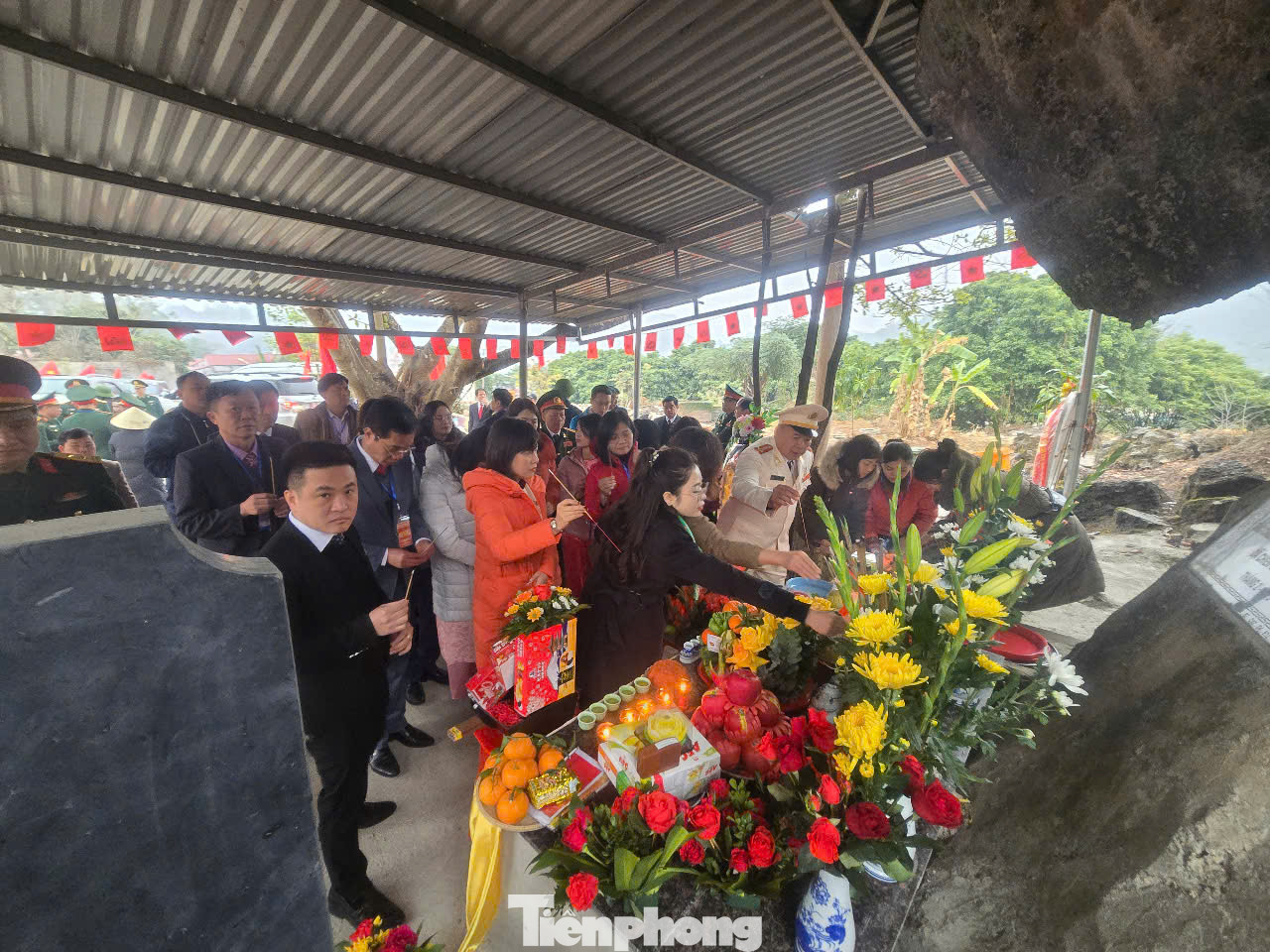 Đông đảo nhân dân đến thắp nhang tưởng nhớ những người đã hy sinh, tử nạn ở pháo đài. Đông đảo nhân dân đến thắp nhang tưởng nhớ những người đã hy sinh, tử nạn ở pháo đài.