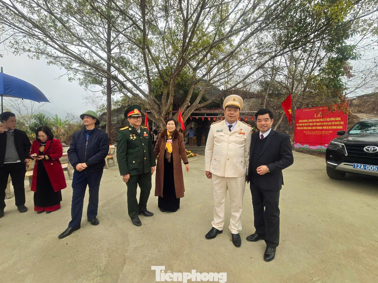 Anh hùng LLVTND Triệu Quang Điện (giữa) nhân chứng lịch sử thăm lại Pháo đài. Anh hùng LLVTND Triệu Quang Điện (giữa) nhân chứng lịch sử thăm lại Pháo đài.