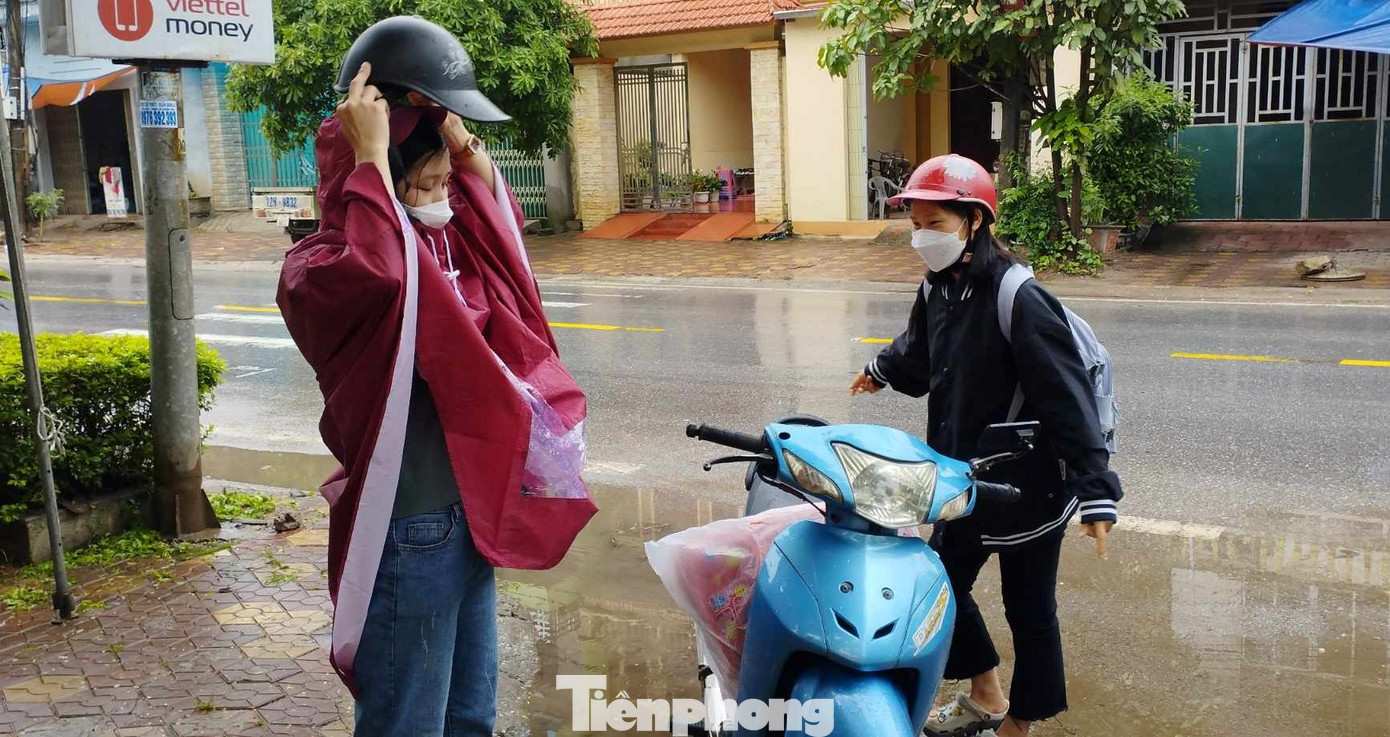 Học sinh và người dân địa phương phòng chống mưa, lũ. Ảnh: Duy Chiến Học sinh và người dân địa phương phòng chống mưa, lũ. Ảnh: Duy Chiến