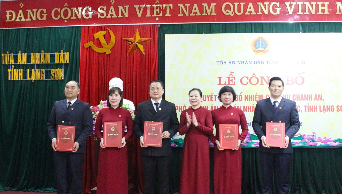 5 Chánh án khu vực nhận Quyết định bổ nhiệm.