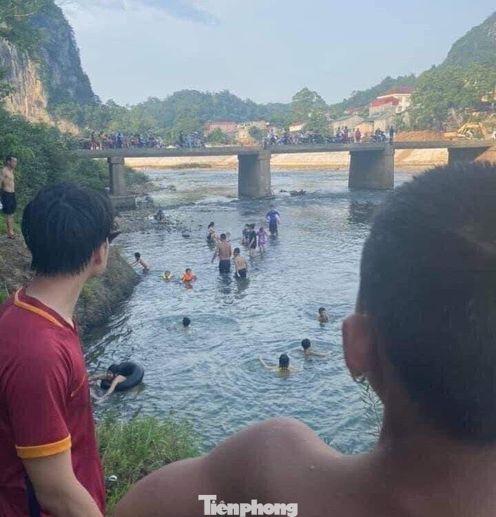 Hiện trường sự việc, người dân đang vớt xác người đuối nước .Ảnh: TL