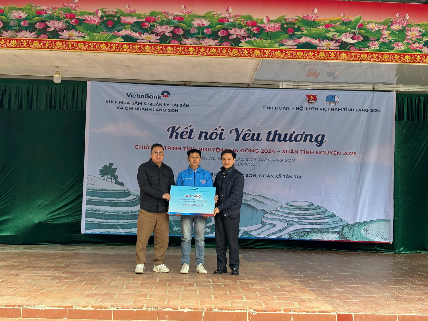 Nhà đồng hành, tài trợ trao biển xây dựng "Thắp sáng đường thôn" cho nhân dân Bắc Sơn. Nhà đồng hành, tài trợ trao biển xây dựng "Thắp sáng đường thôn" cho nhân dân Bắc Sơn.