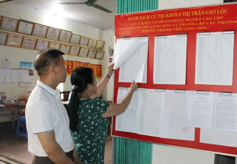 Nhân dân địa phương quan tâm, theo dõi công việc tinh gọn bộ máy và sáp nhập đơn vị hành chính ở Lạng Sơn.