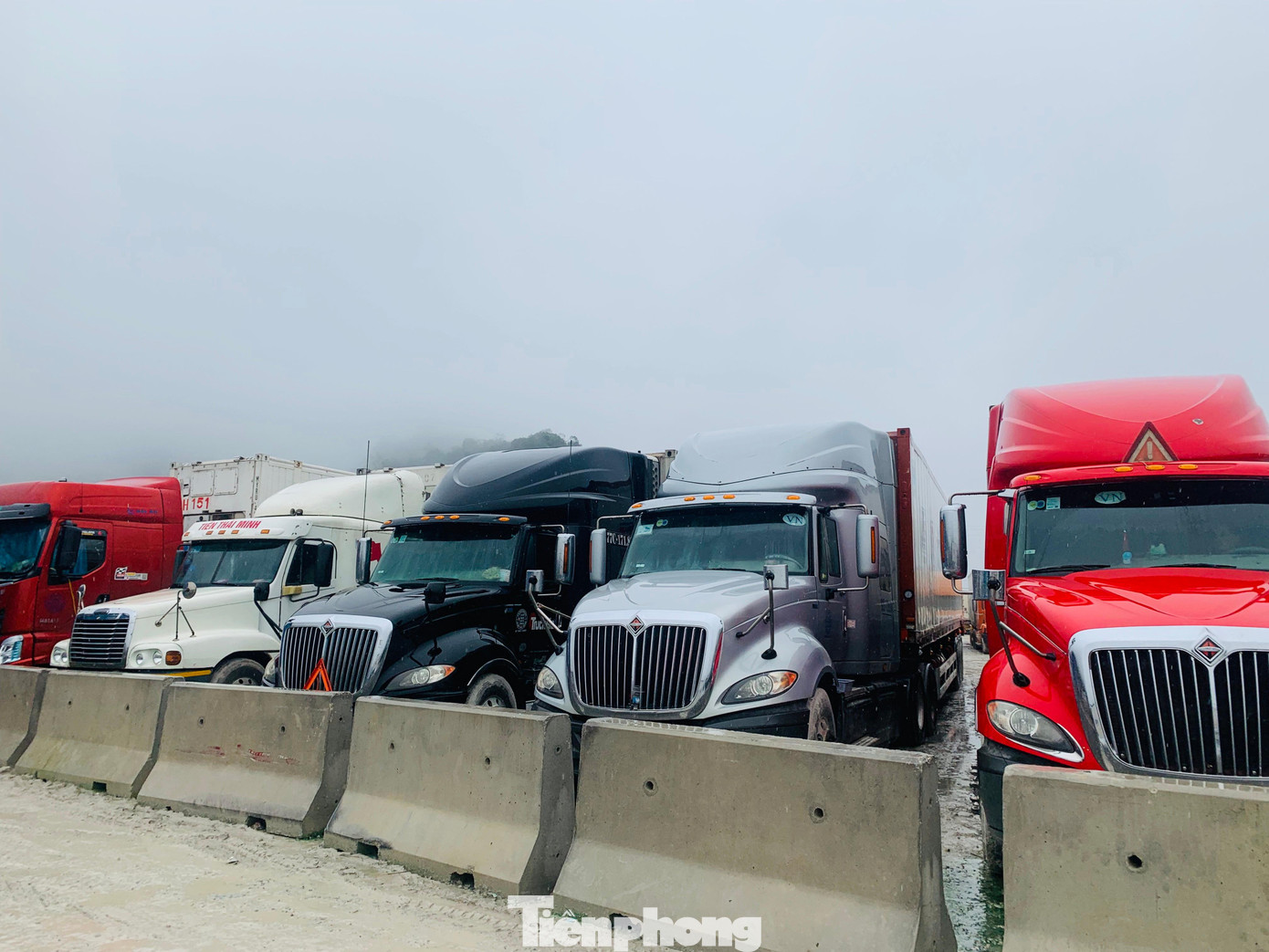 Hiện nay, trên địa bàn tỉnh Lạng Sơn còn tồn ứ trên 1900 phương tiện, trong đó bãi Bảo Nguyên ứ đọng khoảng 700 xe ô tô chở hàng chờ xuất khẩu, từ đây xuất hiện những "chiêu trò" hoán đổi "lốt" xe nhằm "vượt lốt" đi trước -Ảnh: Duy Chiến Hiện nay, trên địa bàn tỉnh Lạng Sơn còn tồn ứ trên 1900 phương tiện, trong đó bãi Bảo Nguyên ứ đọng khoảng 700 xe ô tô chở hàng chờ xuất khẩu, từ đây xuất hiện những "chiêu trò" hoán đổi "lốt" xe nhằm "vượt lốt" đi trước -Ảnh: Duy Chiến