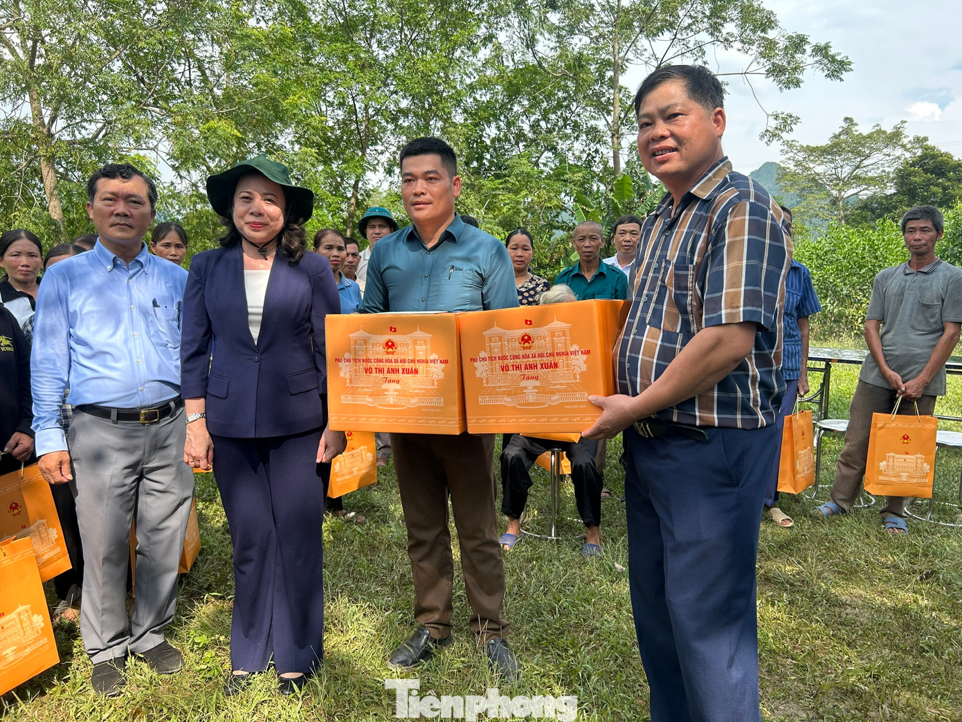 Phó Chủ tịch nước tặng quà cho nhân dân huyện Hữu Lũng (Lạng Sơn)