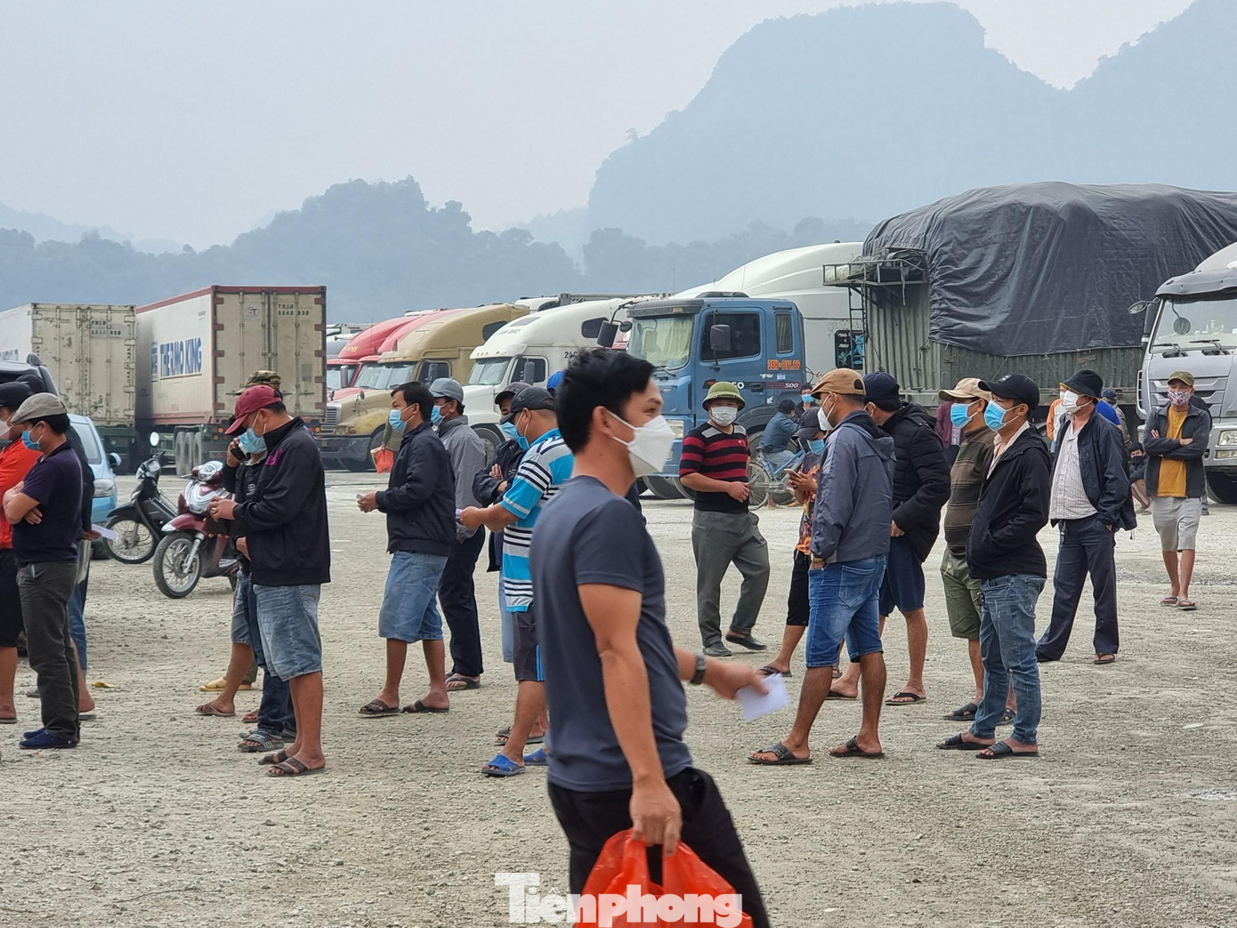 Món quà có ý nghĩa thiết thực giúp người lái xe đường dài yên tâm với công việc chờ đợi thông quan hàng hóa sang Trung Quốc -Ảnh: Duy Chiến